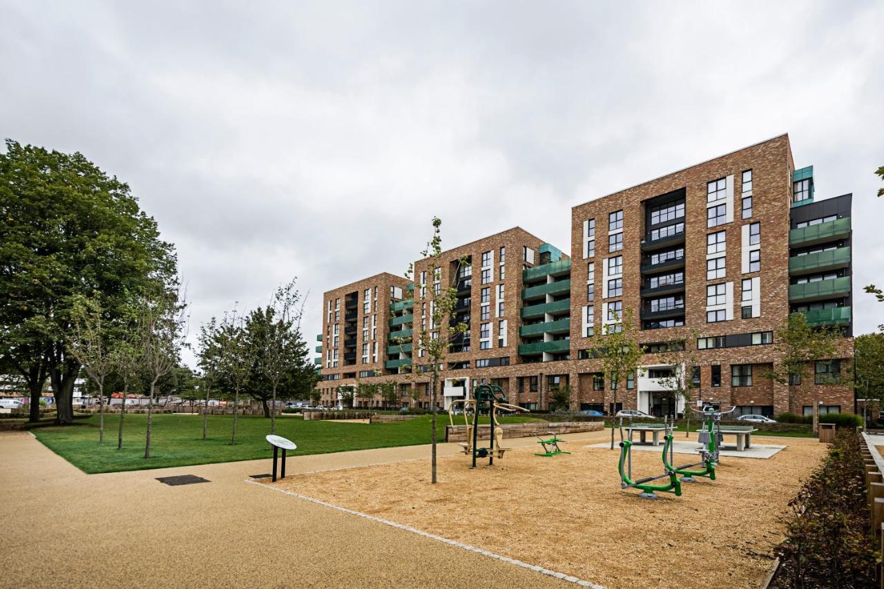 Apartament Chiswick Park 3 Bed 3 Bath West London - Parking Zewnętrze zdjęcie