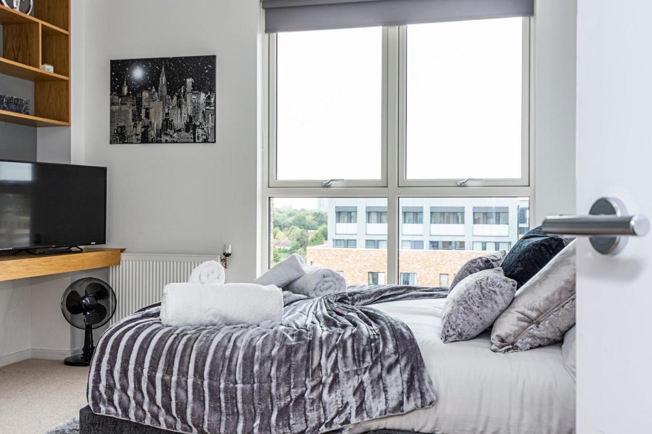 Apartament Chiswick Park 3 Bed 3 Bath West London - Parking Zewnętrze zdjęcie