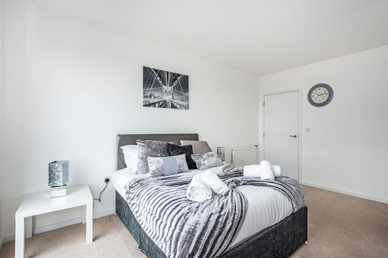 Apartament Chiswick Park 3 Bed 3 Bath West London - Parking Zewnętrze zdjęcie