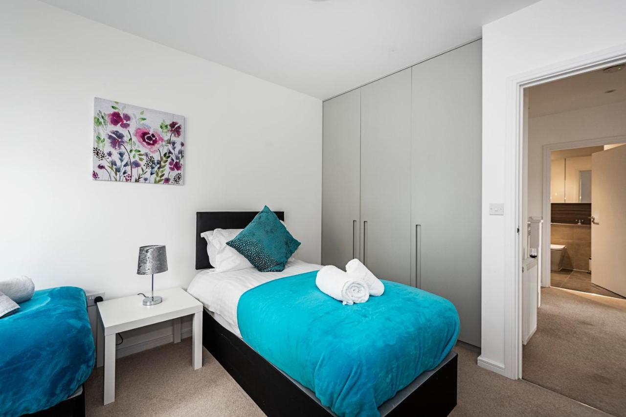 Apartament Chiswick Park 3 Bed 3 Bath West London - Parking Zewnętrze zdjęcie